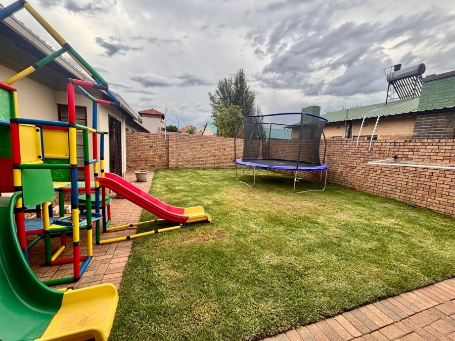 To Let 3 Bedroom Property for Rent in Flamwood North West